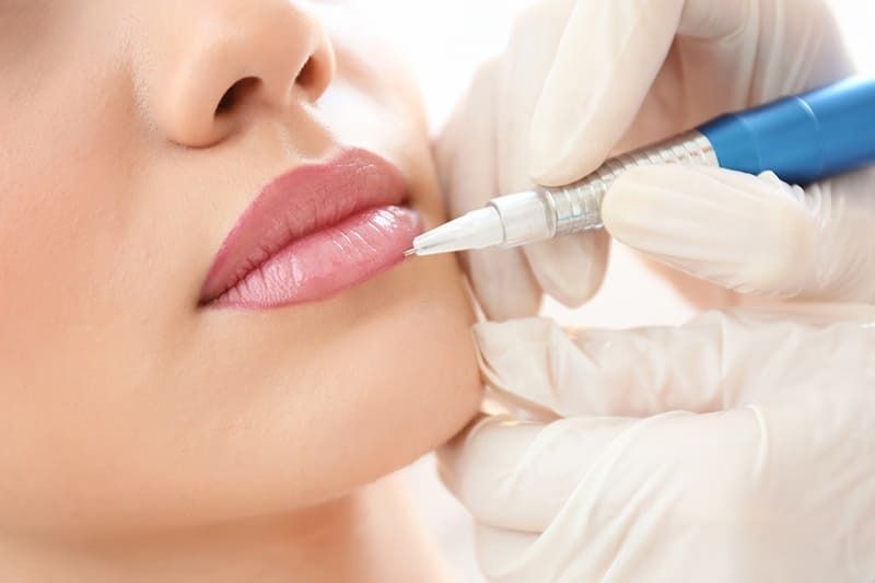 Markierung des Permanent Make-up für die Lippe